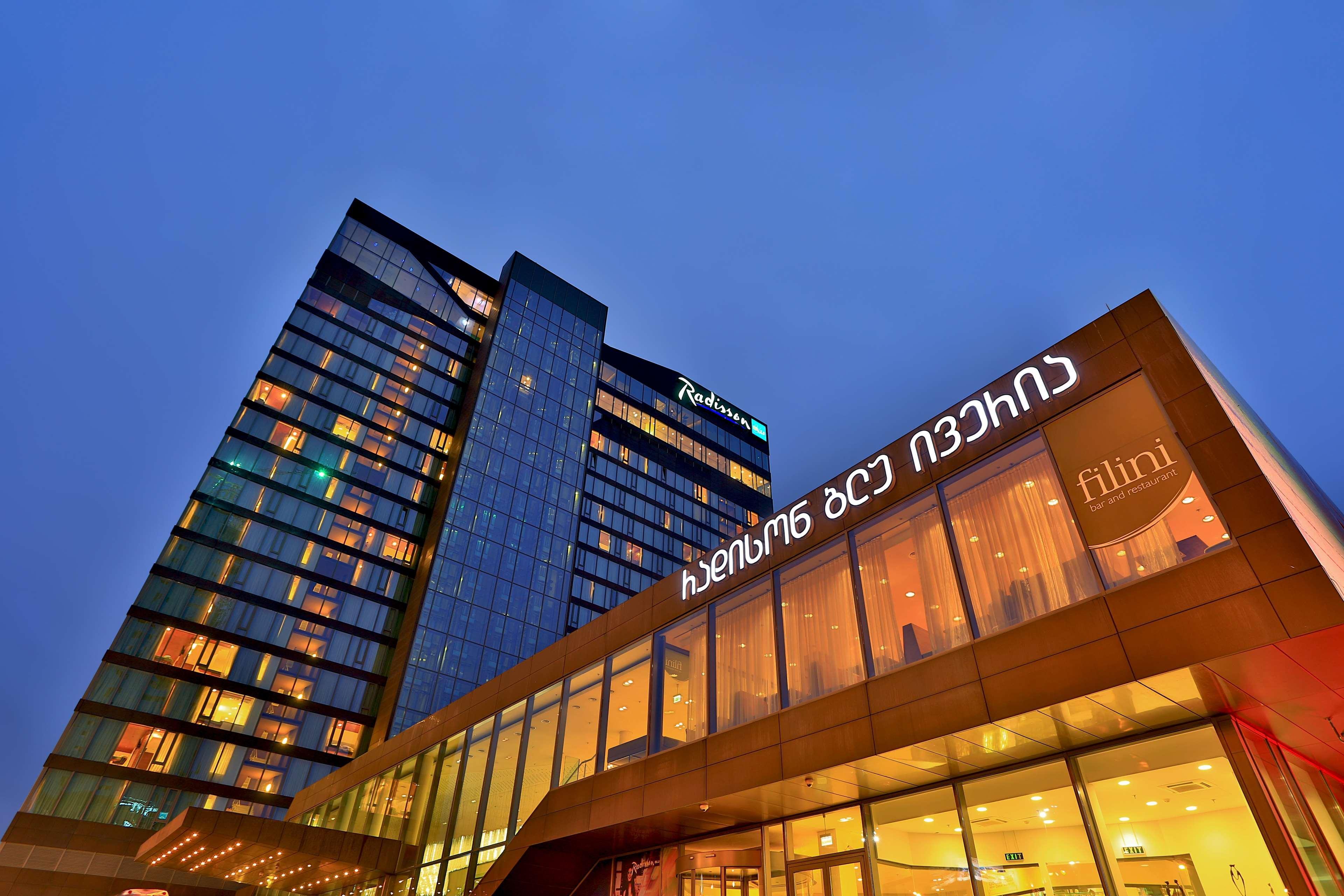 Radisson Blu Iveria Hotel Тбилиси Екстериор снимка The hotel at night