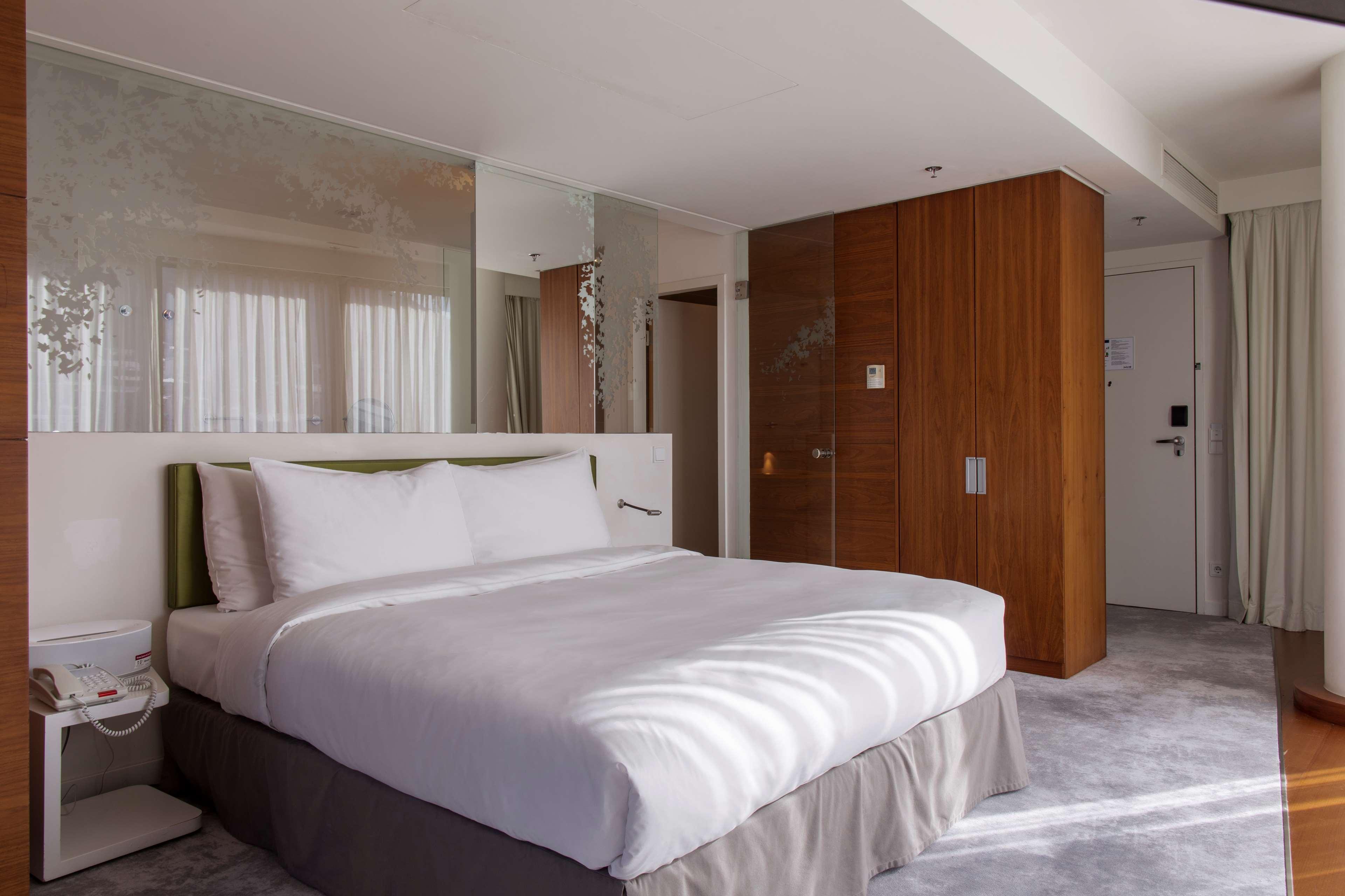 Radisson Blu Iveria Hotel Тбилиси Екстериор снимка A bedroom at the hotel