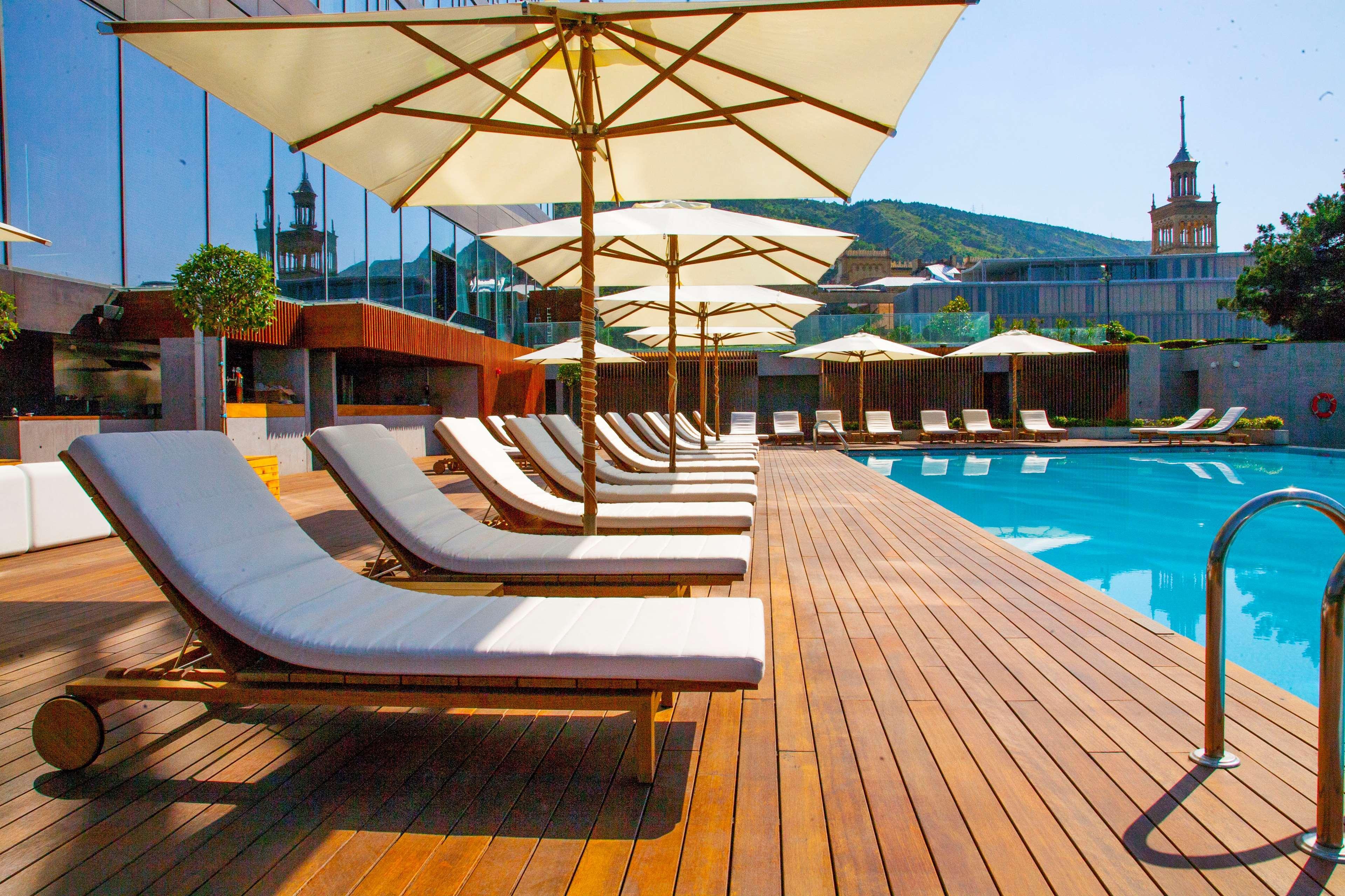 Radisson Blu Iveria Hotel Тбилиси Екстериор снимка The pool at the hotel
