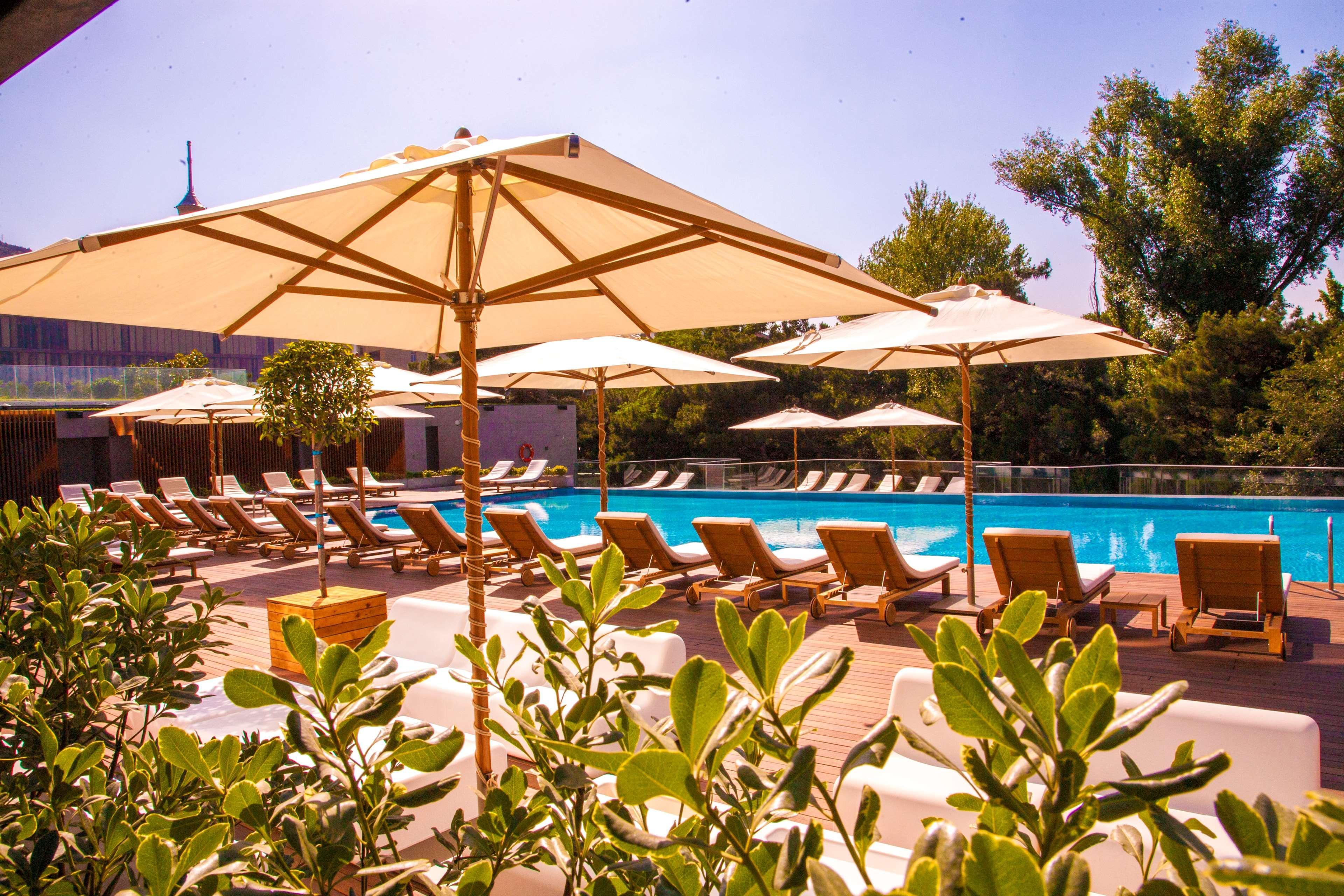 Radisson Blu Iveria Hotel Тбилиси Екстериор снимка Pool at the Four Seasons Hotel