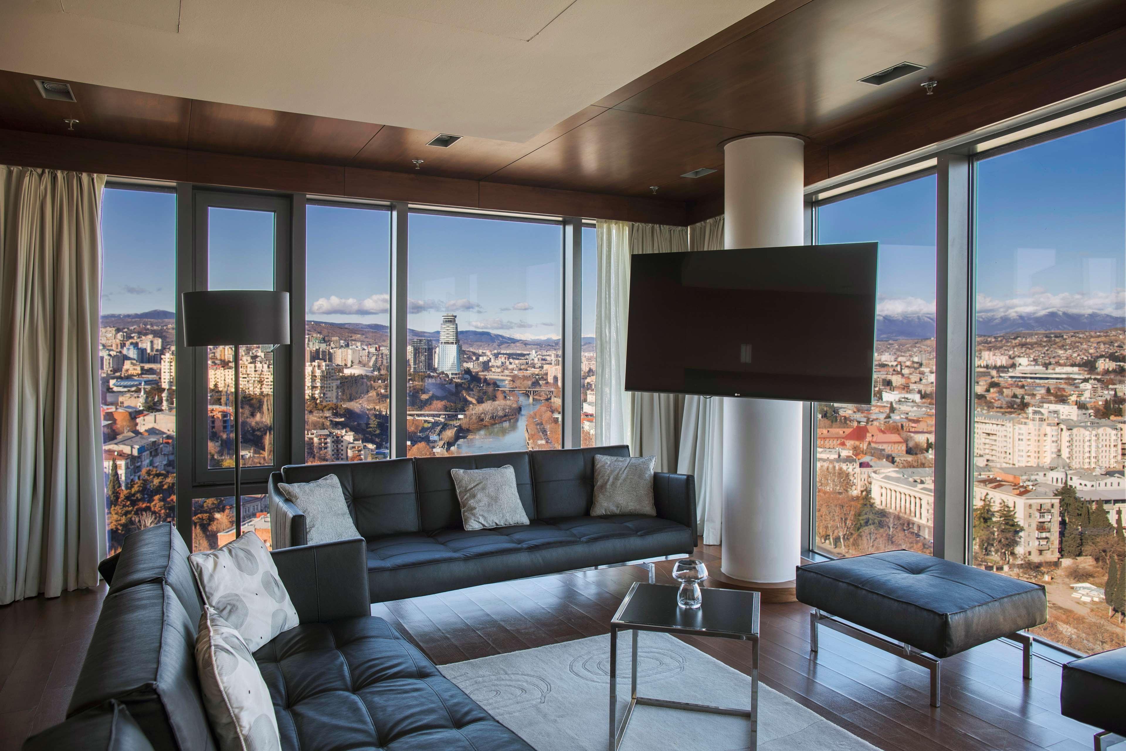 Radisson Blu Iveria Hotel Тбилиси Екстериор снимка A penthouse suite at the Mandarin Oriental