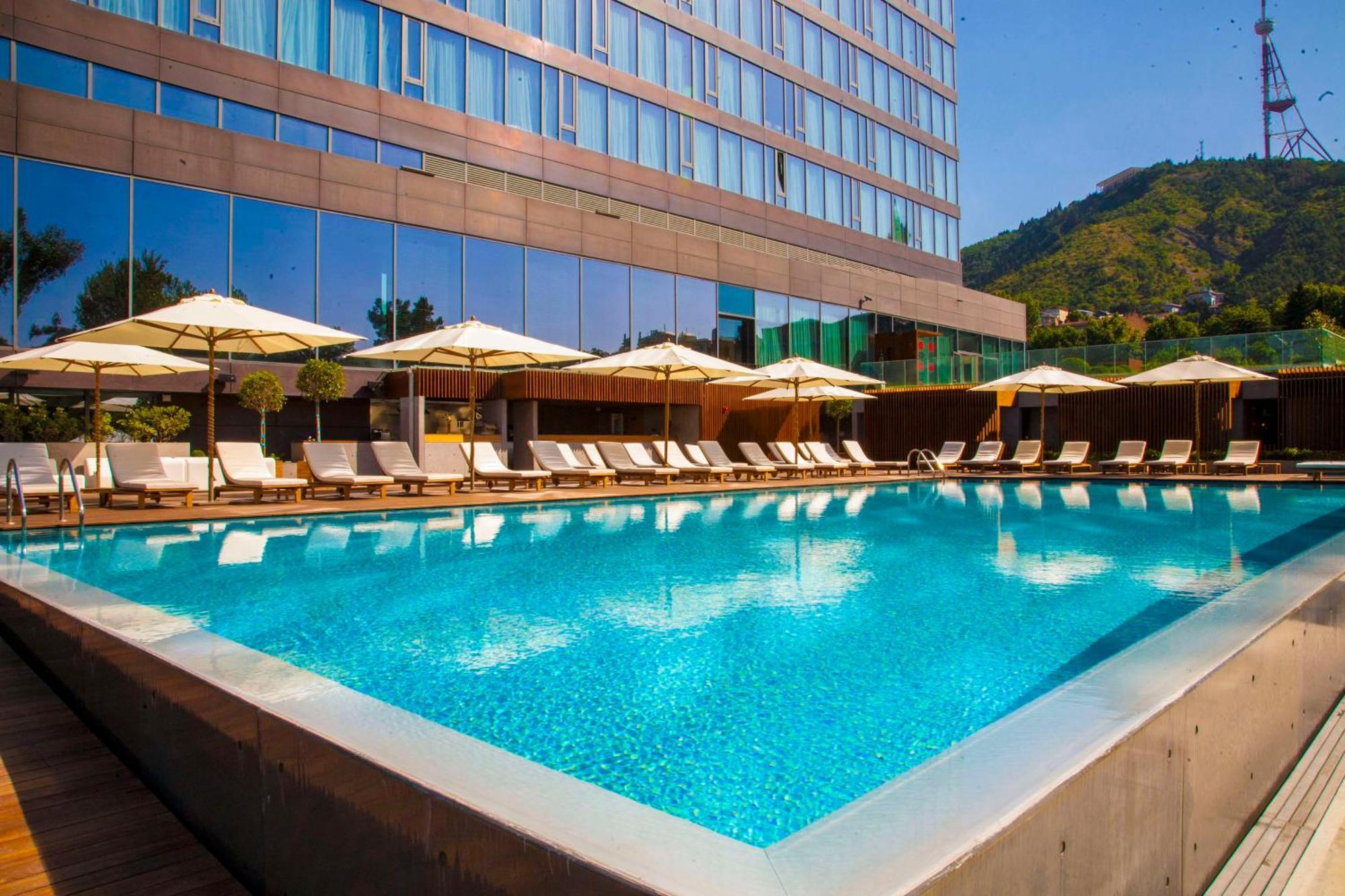 Radisson Blu Iveria Hotel Тбилиси Екстериор снимка The swimming pool at the hotel