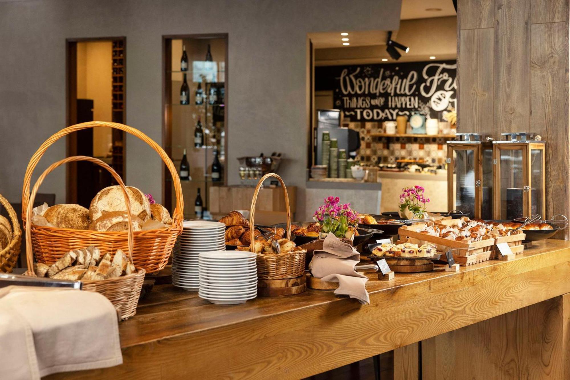 Radisson Blu Iveria Hotel Тбилиси Екстериор снимка The restaurant