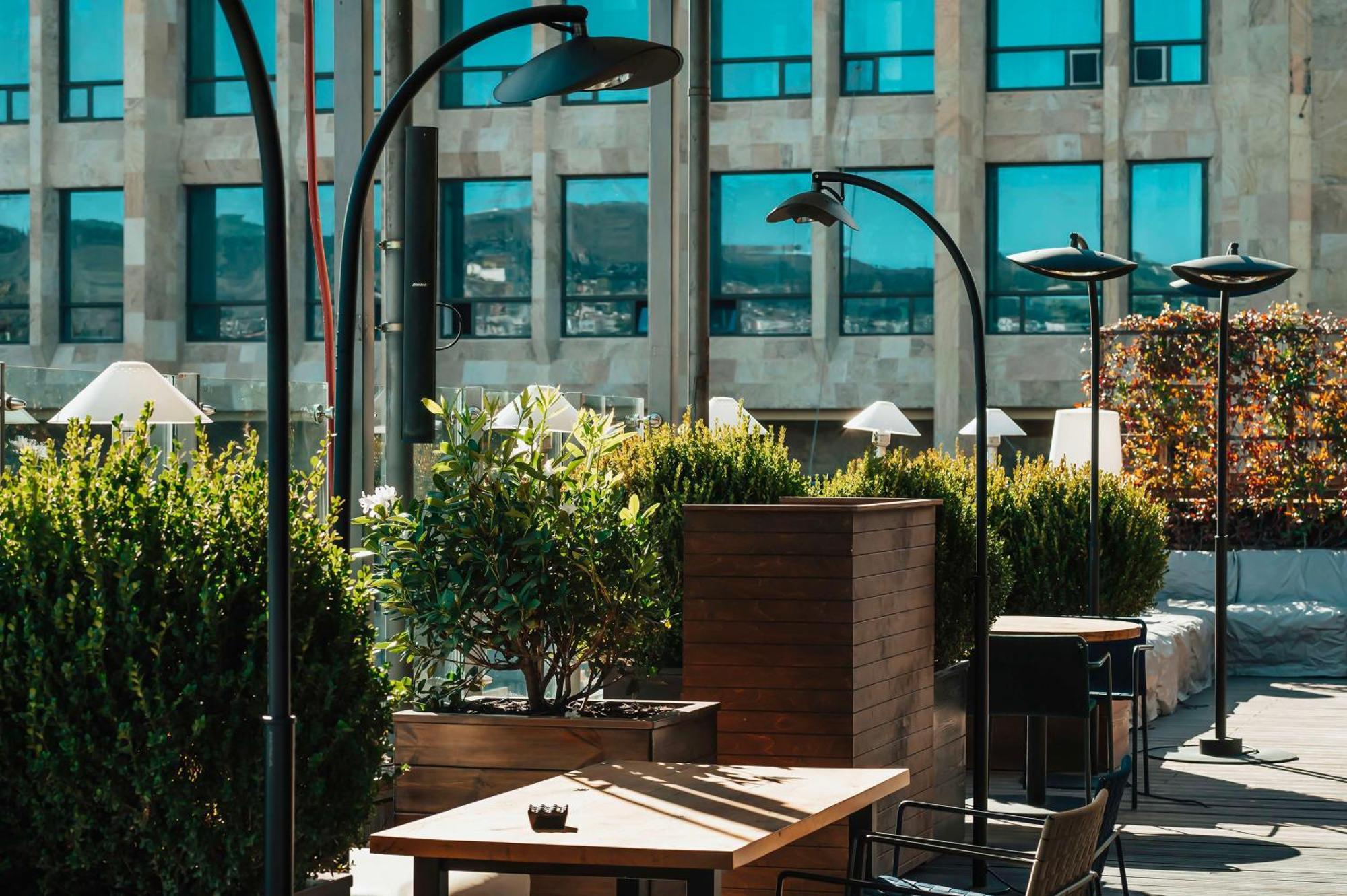 Radisson Blu Iveria Hotel Тбилиси Екстериор снимка The outdoor patio at the restaurant