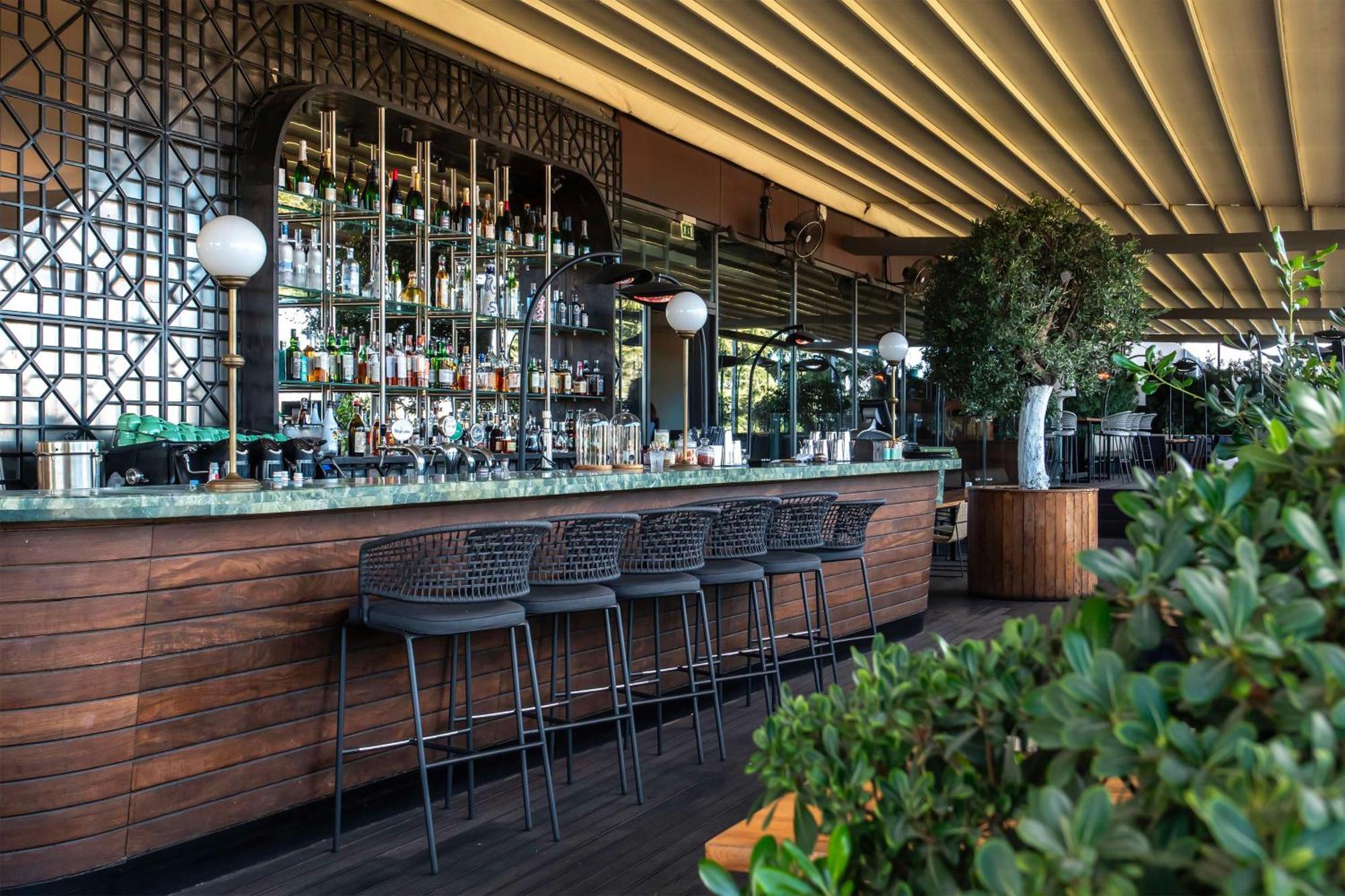 Radisson Blu Iveria Hotel Тбилиси Екстериор снимка The bar at the 12th floor